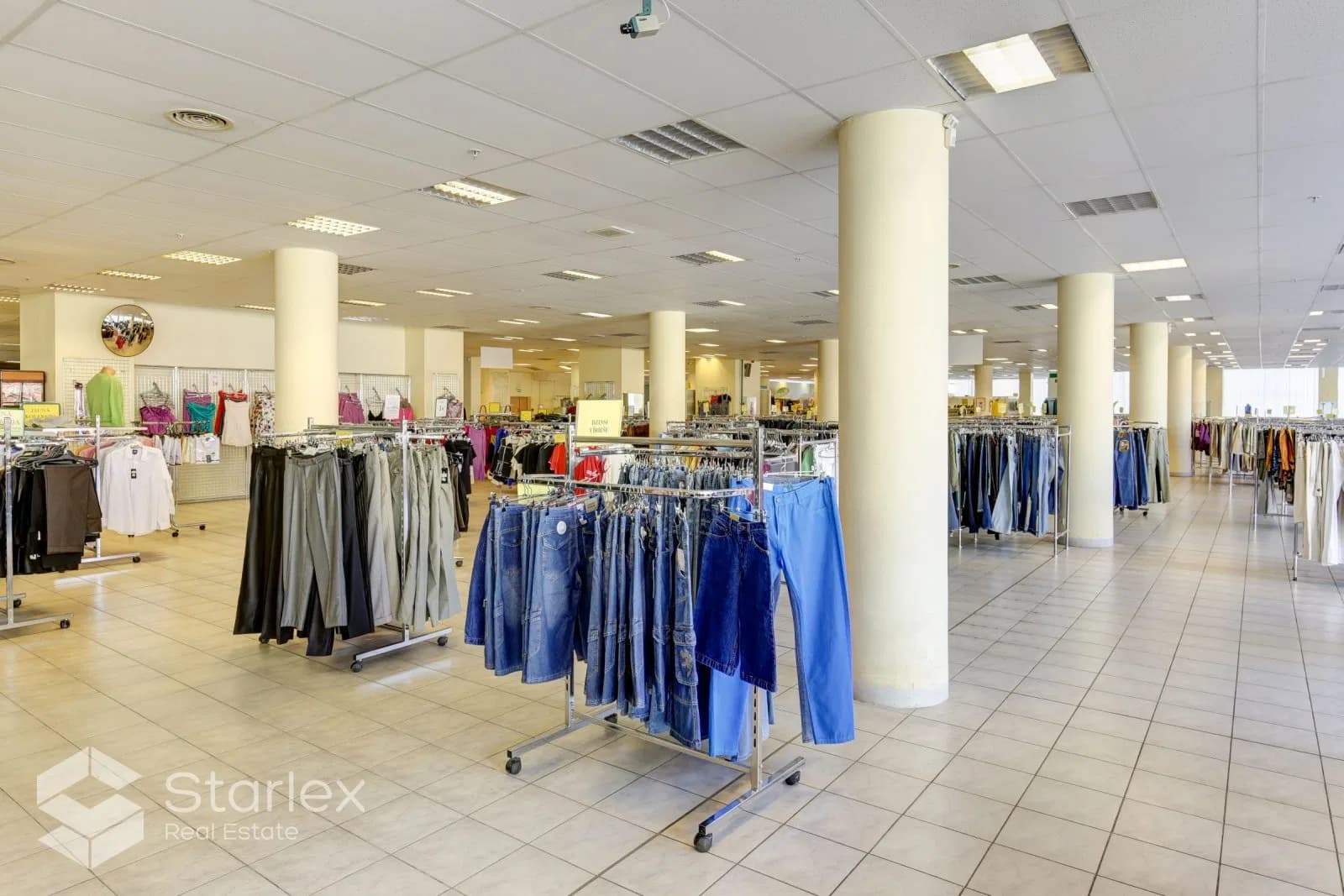 Spacious retail space for rent in the shopping mall ''Children's World'' 4