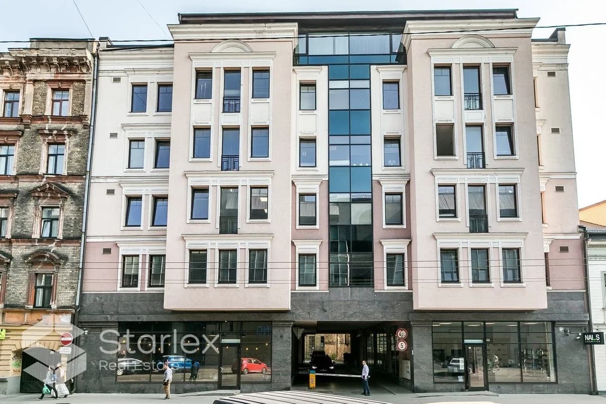 Mūsdienīgs birojs  ar stikla starpsienām renovētā biroju ēkā