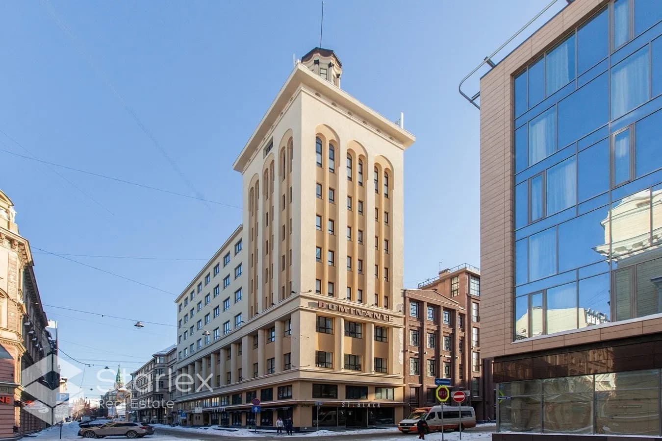 Mūsdienīgs birojs blakus viesnīcai ''Radisson Blu Hotel Latvia''
