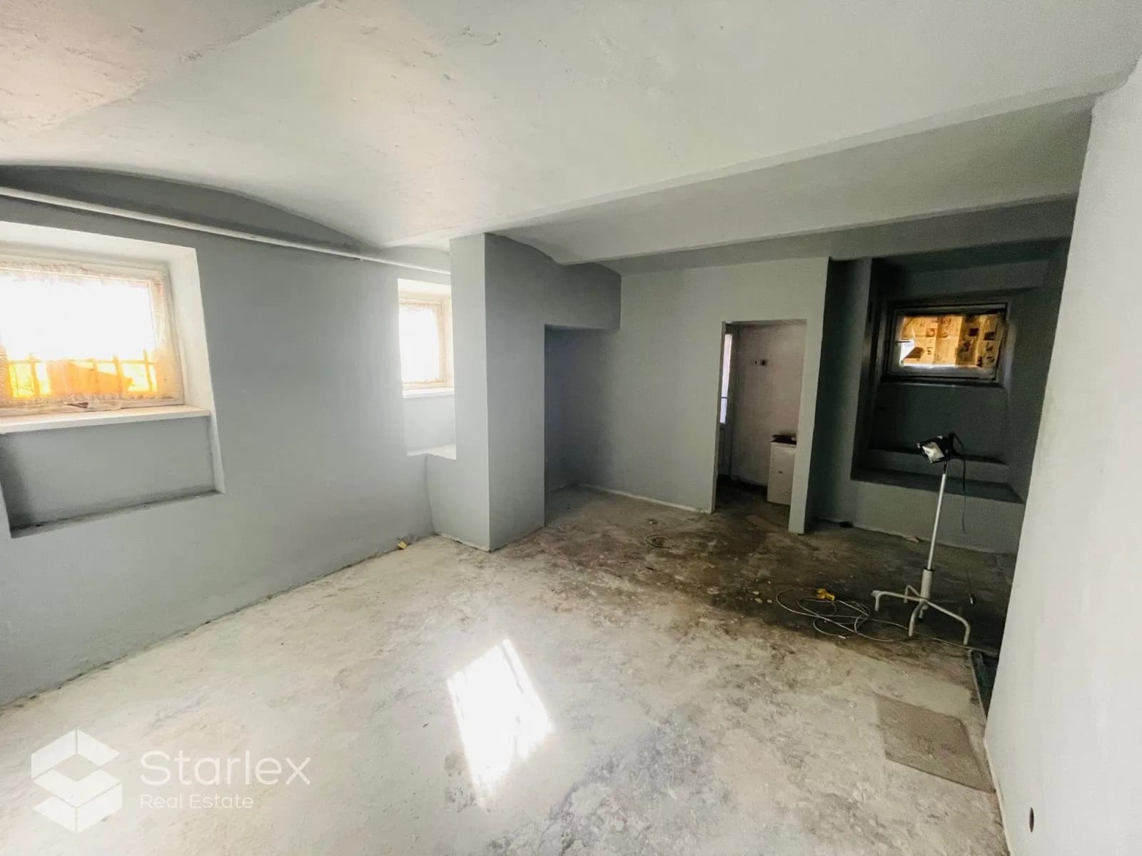 Semi-basement premises for commercial activities at the Enterprise Register 3