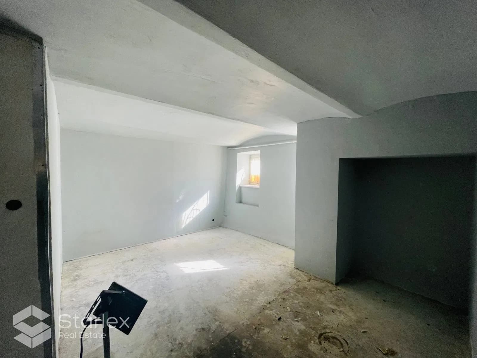 Semi-basement premises for commercial activities at the Enterprise Register 5