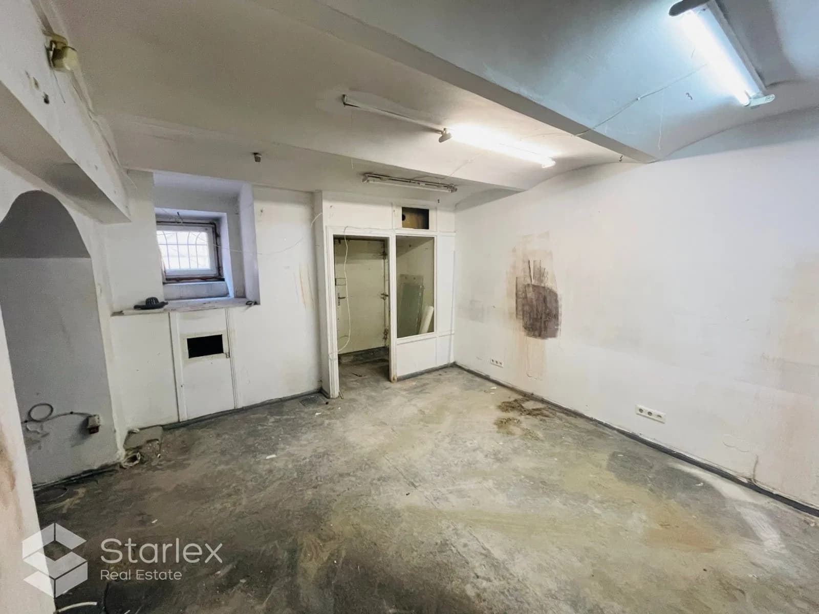 Semi-basement premises for commercial activities at the Enterprise Register 2