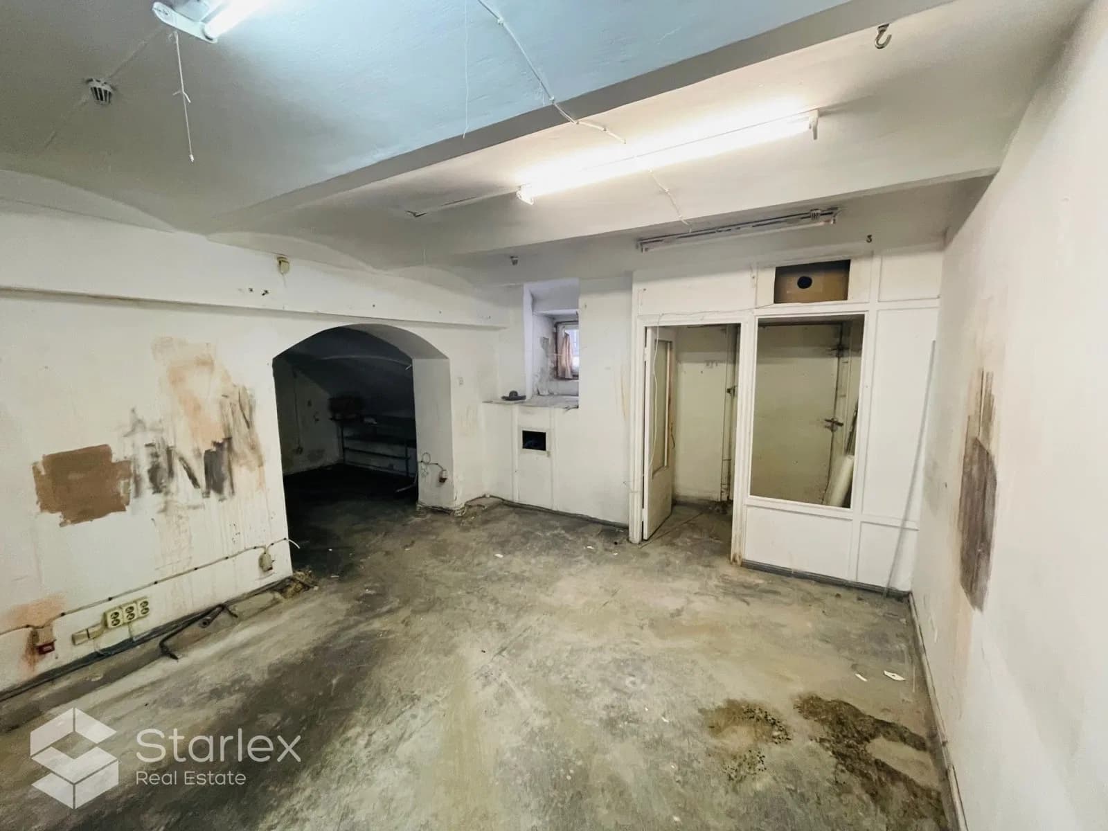Semi-basement premises for commercial activities at the Enterprise Register 4