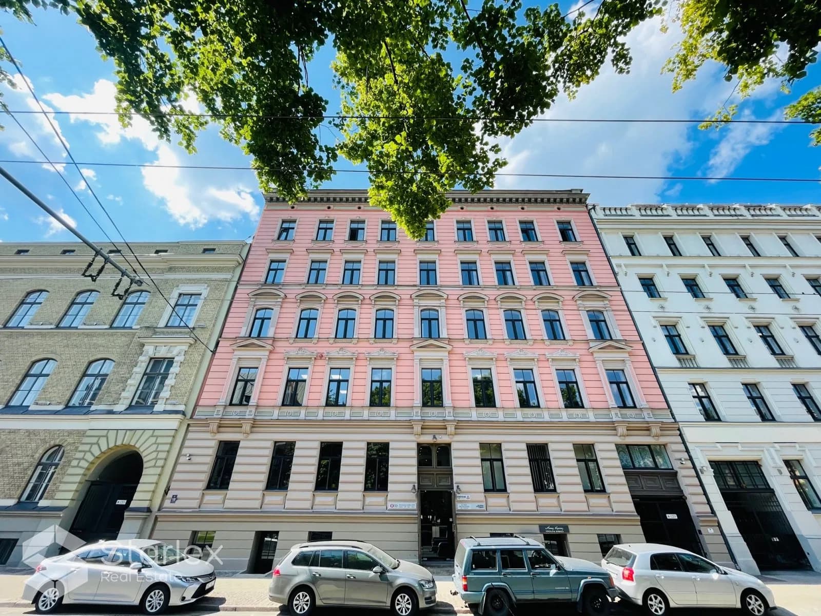 Офис с великолепным видом на Академию художеств в центре Риги.