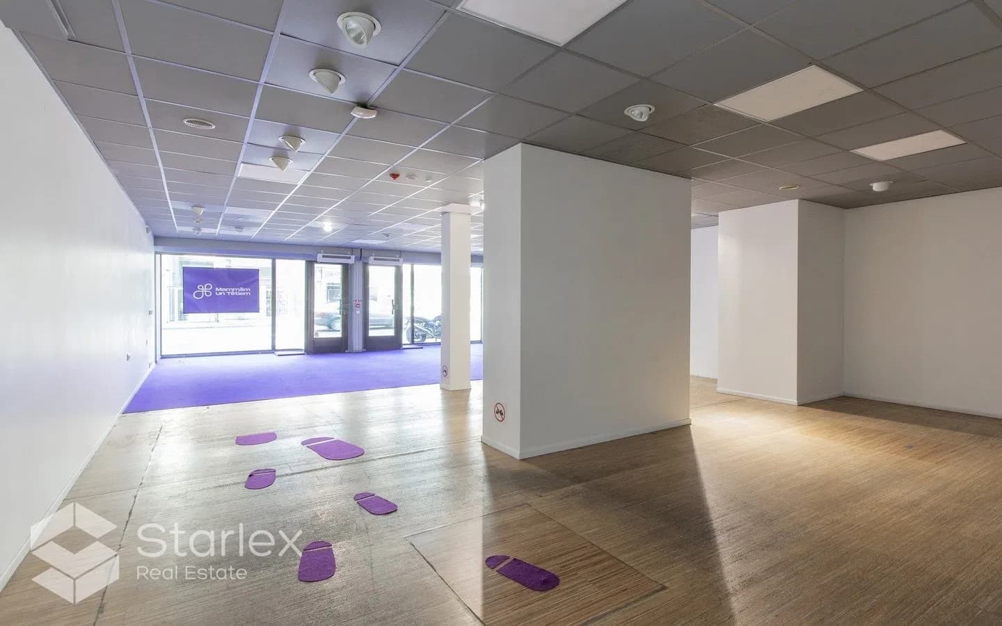Tirdzniecības telpas ar plašiem skatlogiem pretī Radisson Blu Hotel Latvia