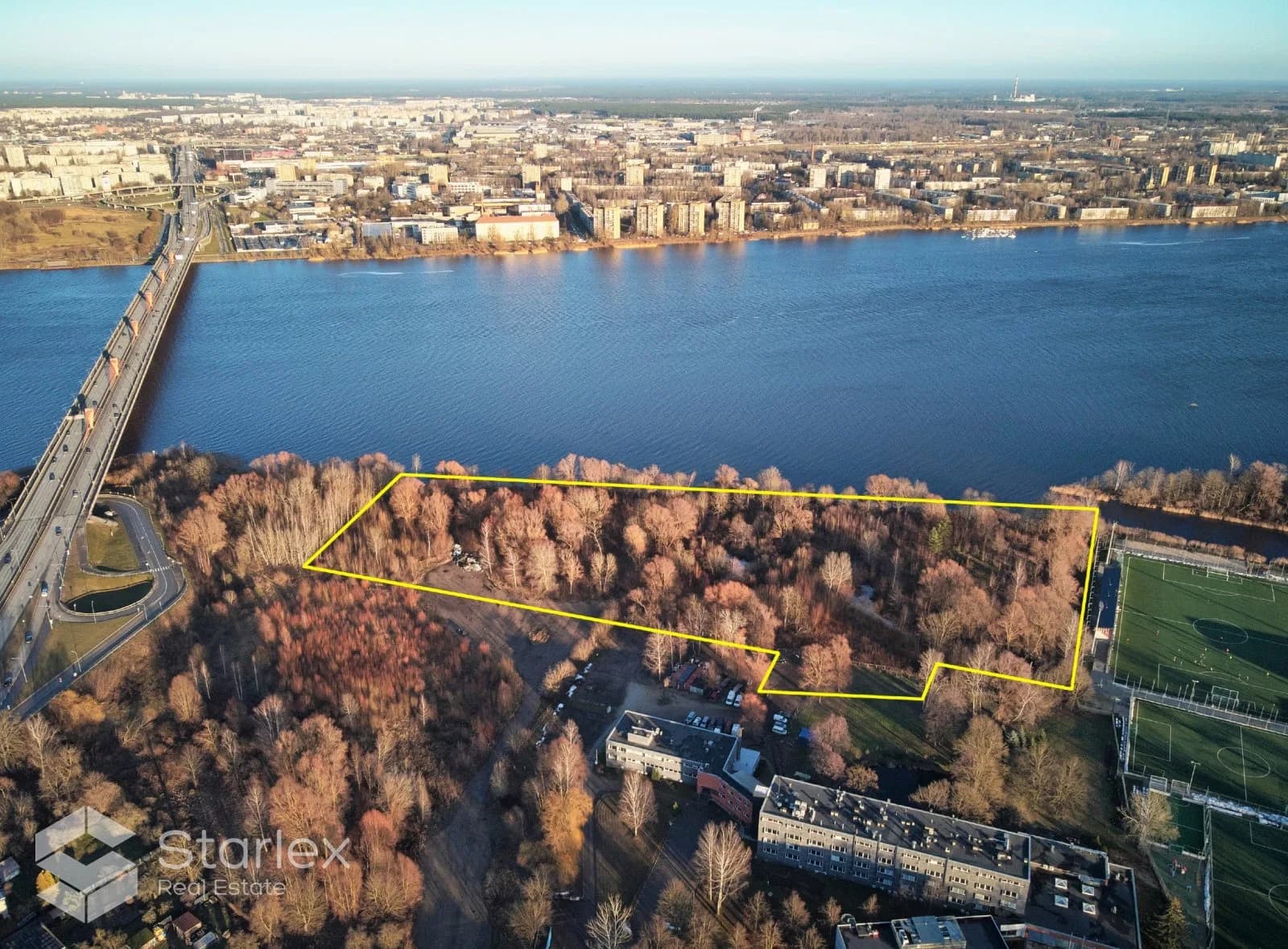Plašs zemes gabals Daugavas krastā, Rīgā