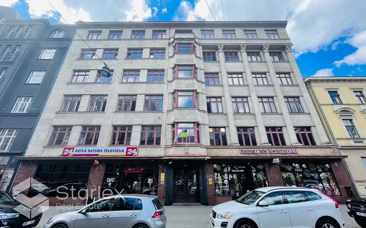 Īrei 5-istabu dzīvoklis ar terasi un balkonu pašā Rīgas centrā