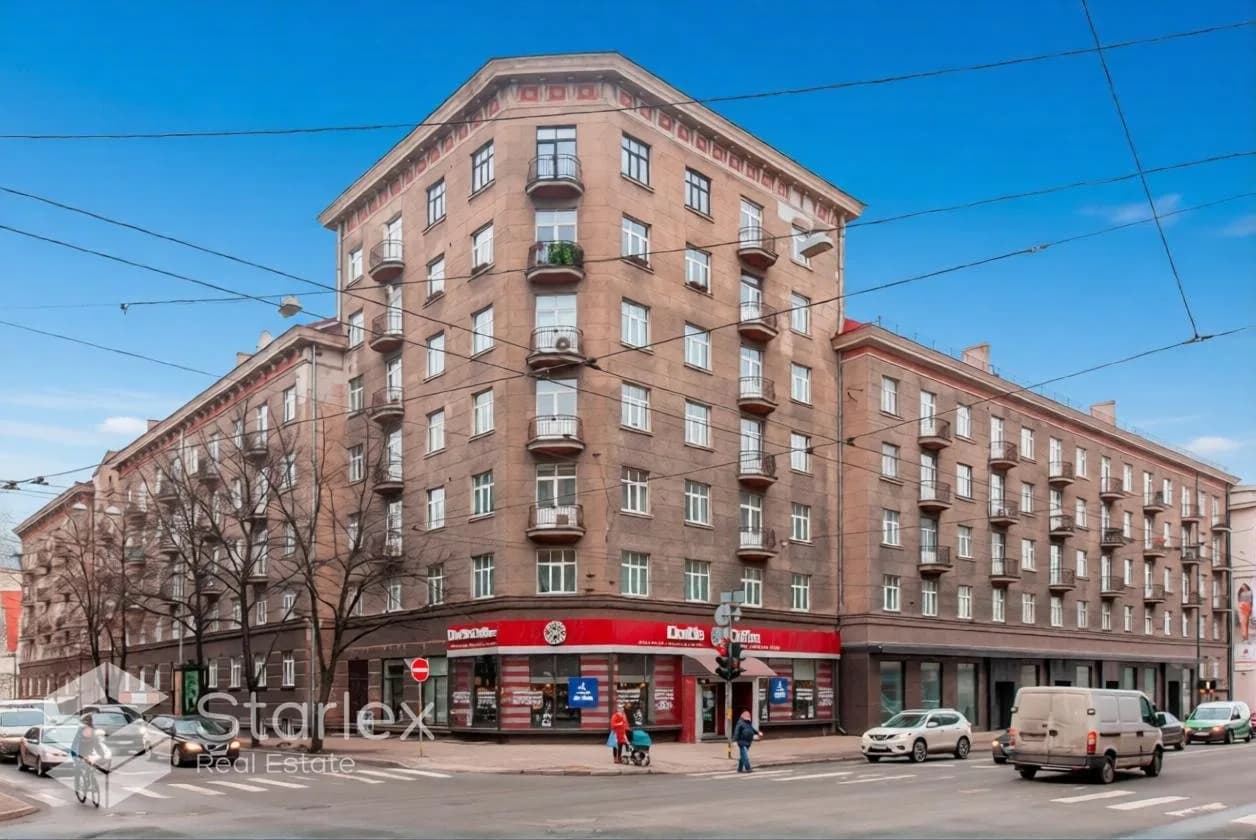 Tirdzniecības telpas ar plašiem skatlogiem un augstiem griestiem
