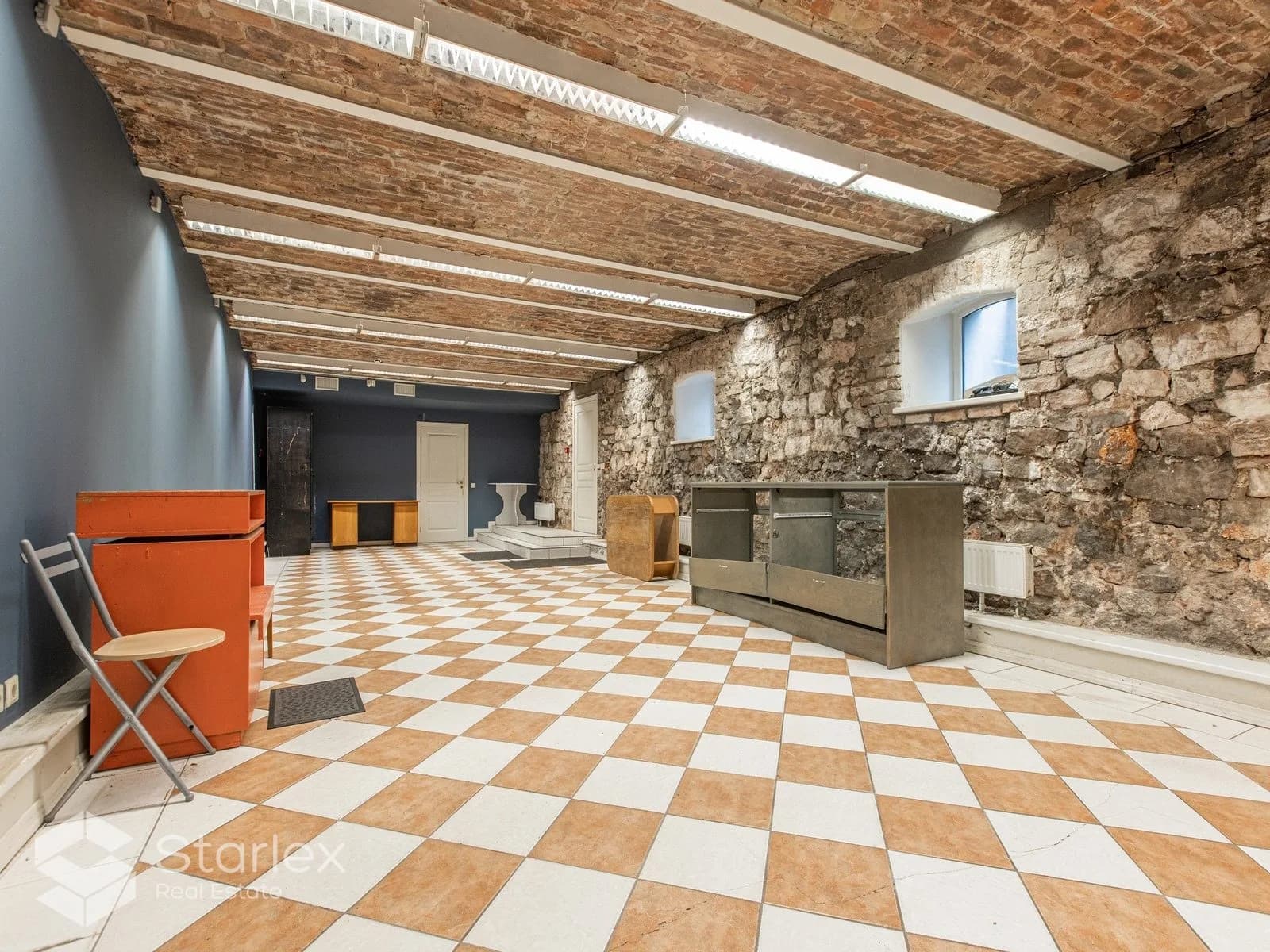 Commercial premises in the semi-basement in the center of Riga near the JRT 5