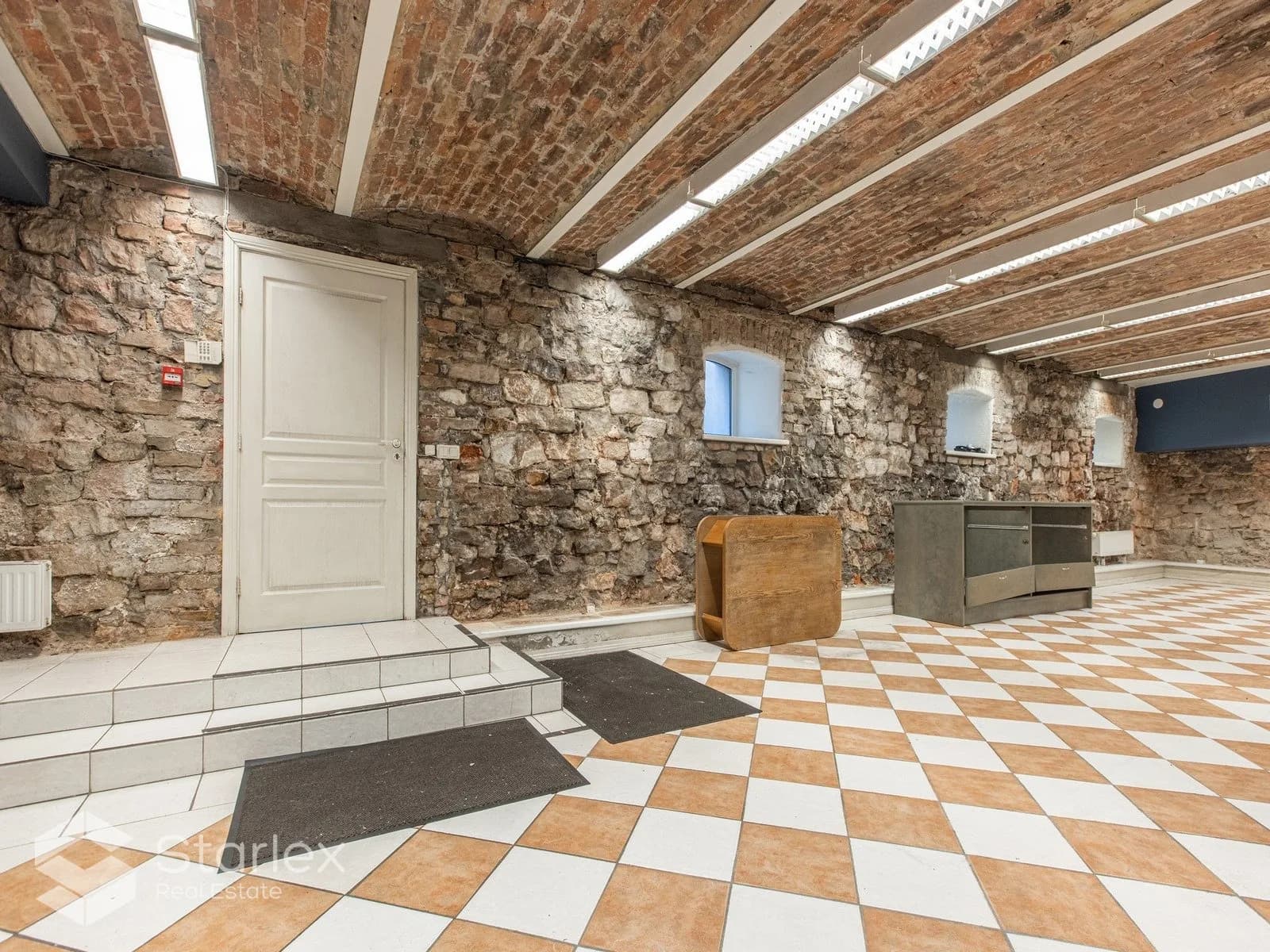 Commercial premises in the semi-basement in the center of Riga near the JRT 4