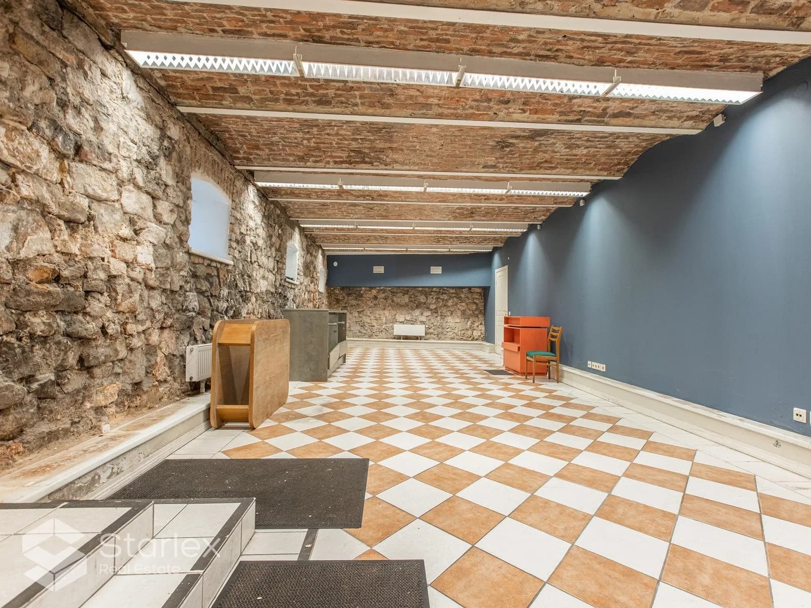Commercial premises in the semi-basement in the center of Riga near the JRT 2