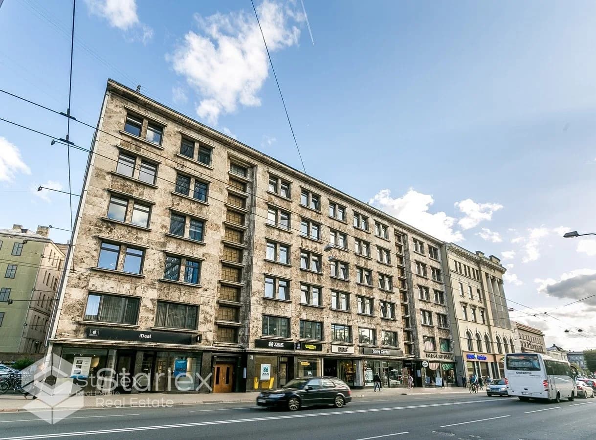 Gaišs birojs ar parketa grīdām prestižā ēkā pie Radisson Blu Latvia