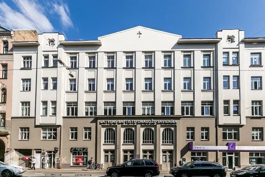 Biroja telpas stiklotā vidē Rīgas centrā