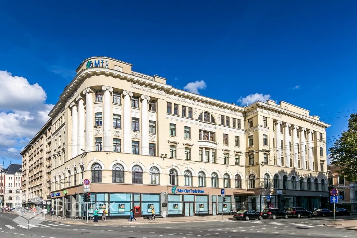 Торговые помещения с большими витринами в центре Риги