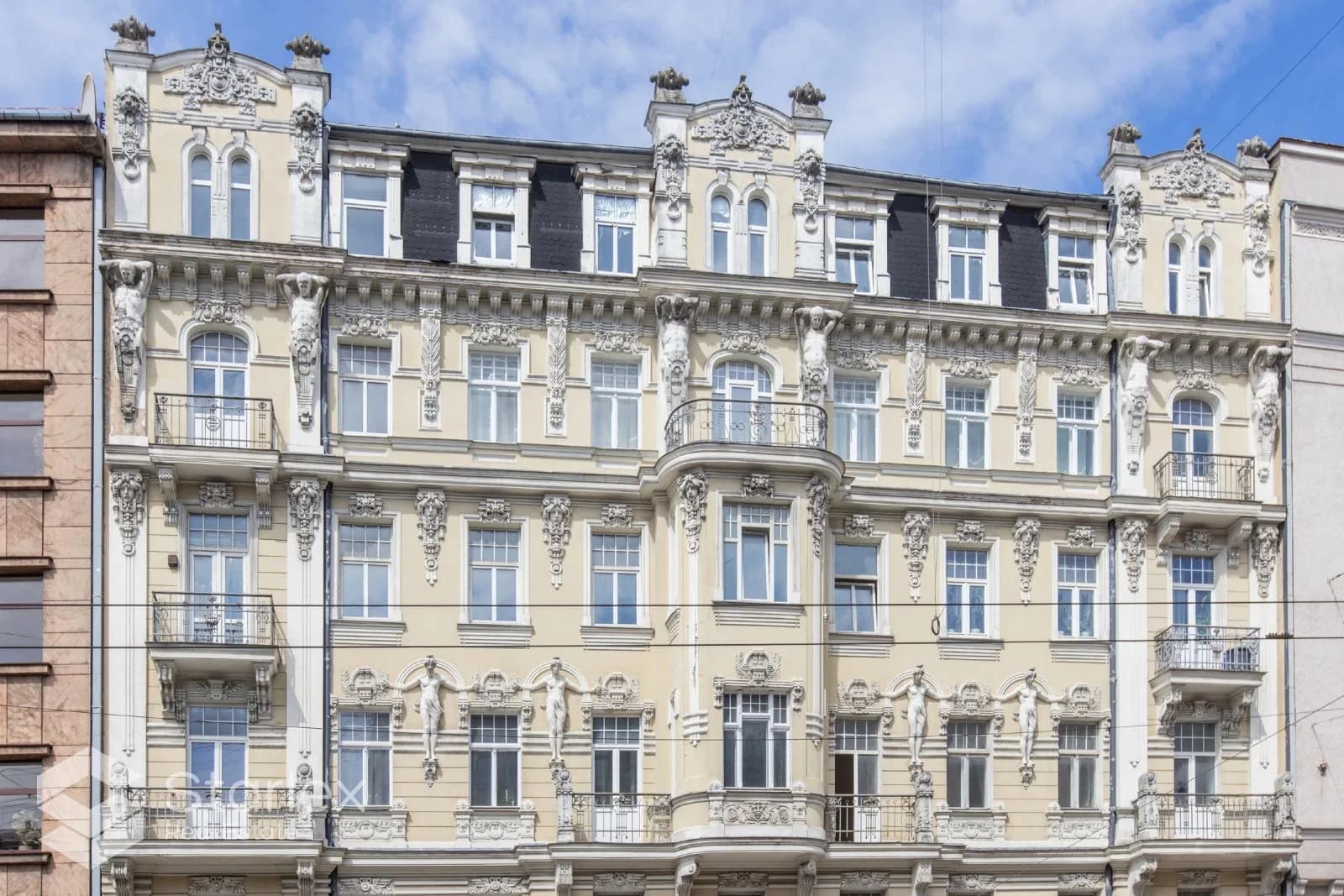 Trīsistabu dzīvoklis Jūgendstila ēkā ar balkonu