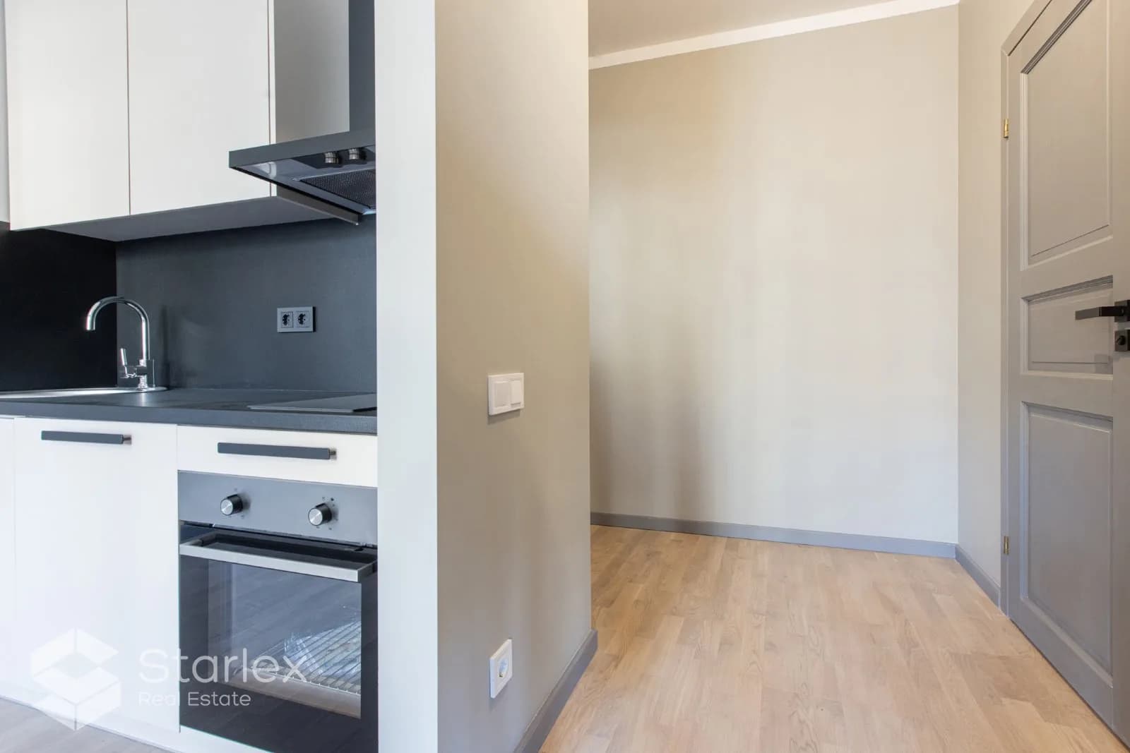 Bright apartment in a renovated building near Ziedoņdārz (5th floor, elevator, fully furnished) apartment in the center of Riga
