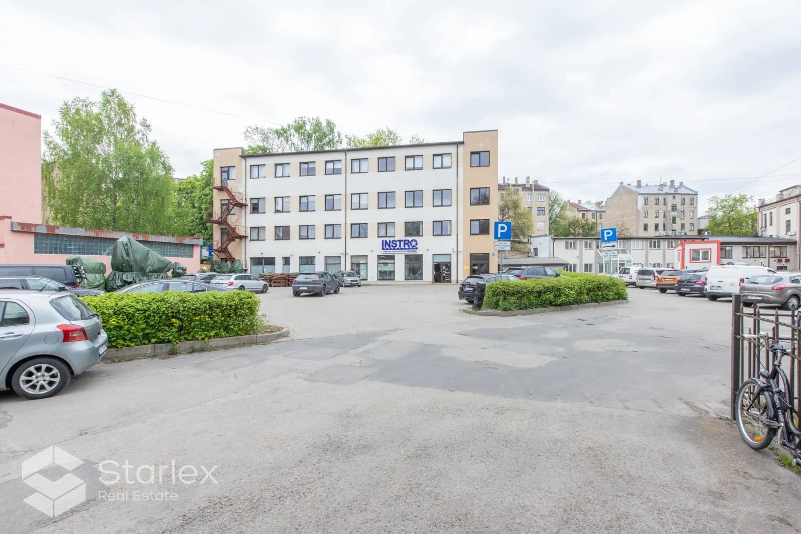 12 free parking spaces